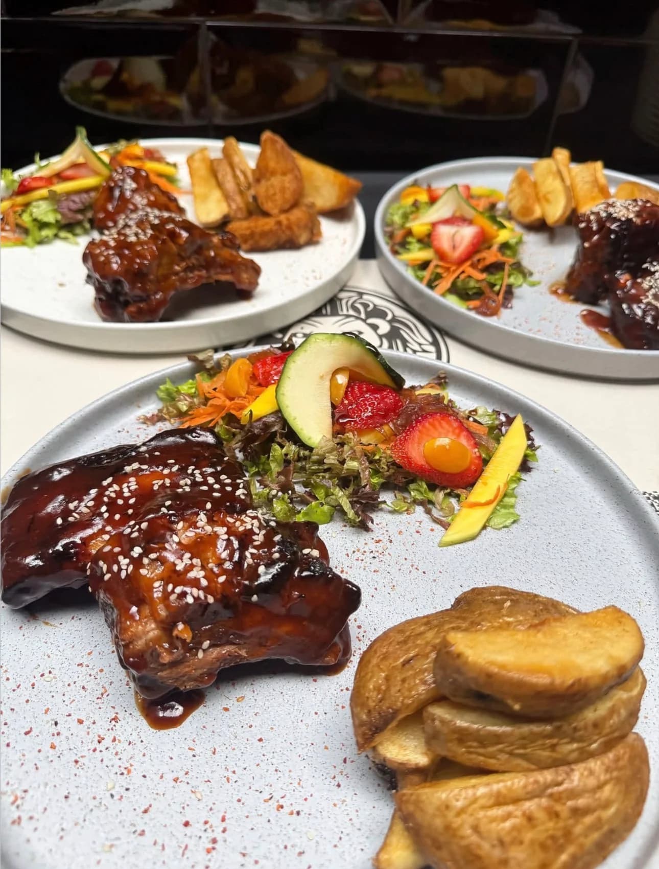 Plato de costillas a la parrilla de Casa Leon Rooftop