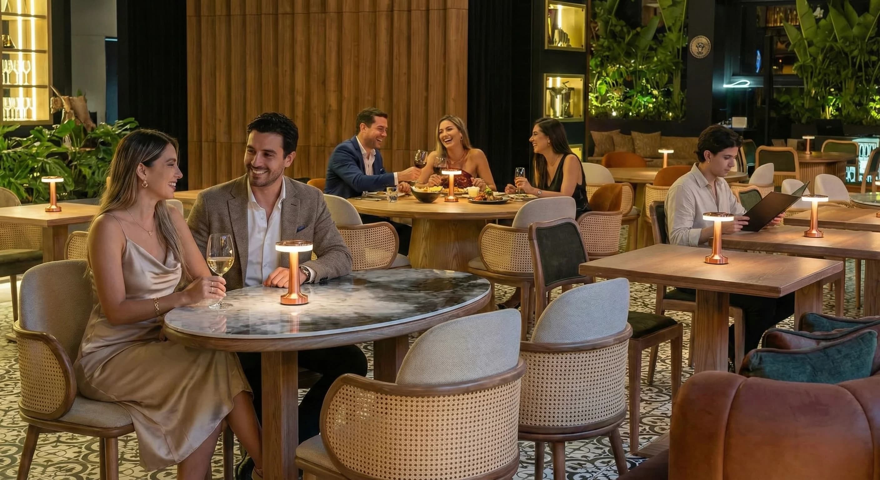 Ambiente nocturno del rooftop de Casa Leon